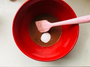 加入白砂糖，搅拌融化。