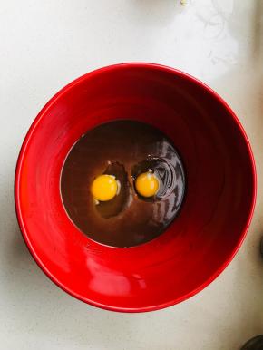 待溶液温度降低些，加入两个鸡蛋。用蛋抽搅打均匀。