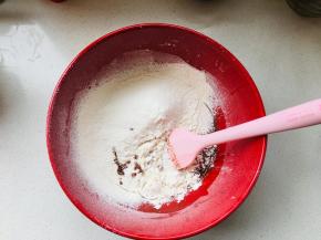 小苏打，泡打粉与低筋面粉事先混合。将混合好的粉类筛入到巧克力溶液中。搅拌均匀。