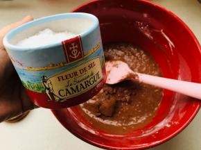 加入可可粉和海盐，搅拌均匀。