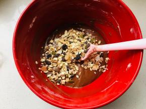加入麦片，简单搅拌均匀。