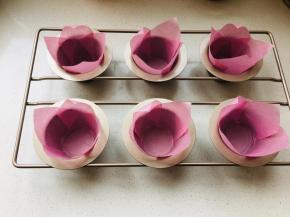 将纸杯放入到模具中，将面糊放入到纸杯中。我用的是学厨的约克郡布丁模具，根据自己的模具大小选择合适的纸杯。