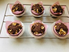 出炉后，要将蛋糕从模具中取出摊凉，否则纸杯会湿哦