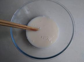 先做酵头，用温水溶解酵母