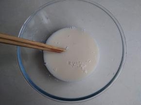 先做酵头，用温水溶解酵母