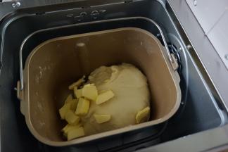 第一次和面结束后，加上切成小块的黄油，继续选择和面程序18分钟