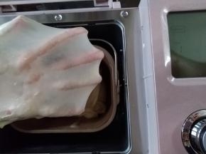 和出的面团能拉出薄膜的状态，面团留在面包桶内，发酵2倍大。发酵温度不要超过30度