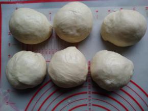 发酵好的面团分成6份，轻压排气，滚圆，盖上保鲜膜