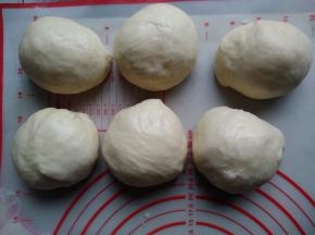 发酵好的面团分成6份，轻压排气，滚圆，盖上保鲜膜