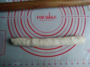 从上往下卷起，捏紧收口