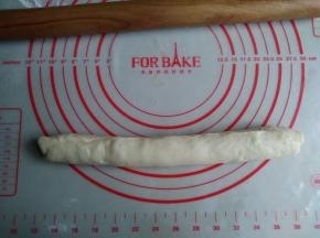 从上往下卷起，捏紧收口