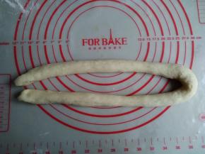 搓成60厘米的长条，两头相接