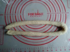 搓成60厘米的长条，两头相接