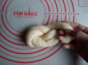 将尾部塞进对折处的圆圈里，压在下面