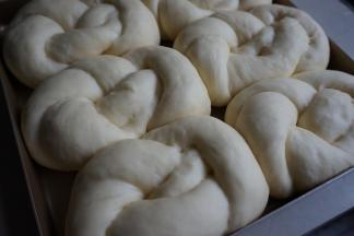 放入东菱K40C烤箱里，用烤箱的发酵档发酵40分钟左右，在发酵好的面包胚表面刷一层蛋液（也可以在烘烤结束的时候刷黄油液）