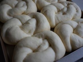 放入东菱K40C烤箱里，用烤箱的发酵档发酵40分钟左右，在发酵好的面包胚表面刷一层蛋液（也可以在烘烤结束的时候刷黄油液）