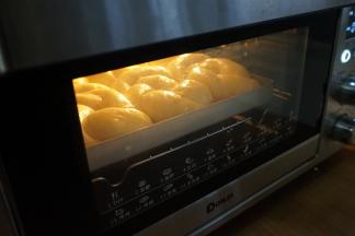 放入已经预热到170度的烤箱里，烘烤30分钟左右。表面上色的时候要及时加盖锡纸。烘烤结束，将面包取出放凉，未食用的面包放入保鲜袋里，室温下保存即可