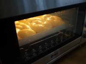 放入已经预热到170度的烤箱里，烘烤30分钟左右。表面上色的时候要及时加盖锡纸。烘烤结束，将面包取出放凉，未食用的面包放入保鲜袋里，室温下保存即可