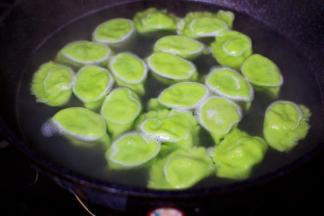 锅中倒入适量的清水烧开后，放入包好的饺子大火煮沸后点少许清水，反复4次，看见所有的饺子漂浮在水面上即可关火。