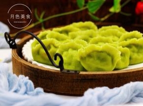 把煮好的饺子捞出沥干水分盛入盘中即可享用了。