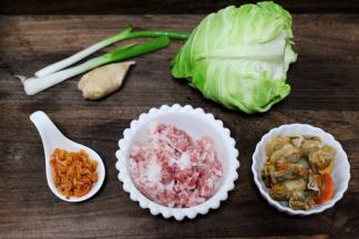 首先备齐馅料的所有食材，金钩海米提前泡发备用，扇贝肉洗净后备用。