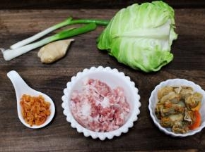首先备齐馅料的所有食材，金钩海米提前泡发备用，扇贝肉洗净后备用。