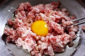 猪肉馅里打散一枚鸡蛋。