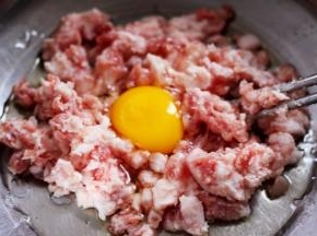 猪肉馅里打散一枚鸡蛋。