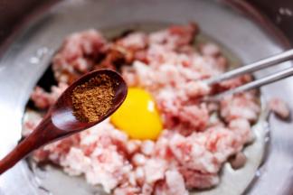 加入生抽，老抽、料酒和花椒粉调味调色。