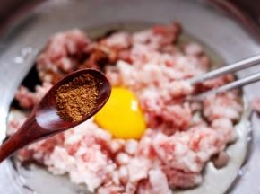 加入生抽，老抽、料酒和花椒粉调味调色。