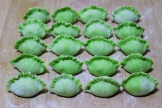 依次包好所有的饺子后。