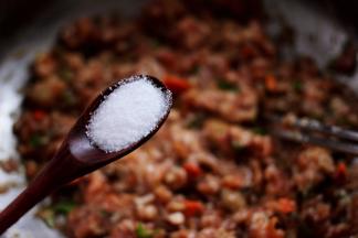 这个时候加入适量的盐调味。