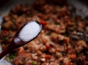 这个时候加入适量的盐调味。