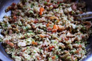 把馅料搅拌均匀就可以了。