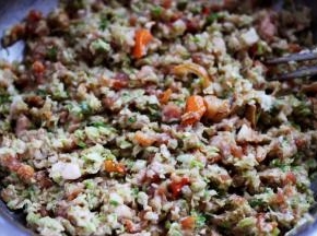把馅料搅拌均匀就可以了。