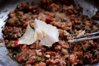 再加入猪油来增香提味。