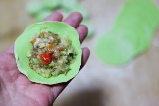 擀好的面皮上放入适量调好的馅料。