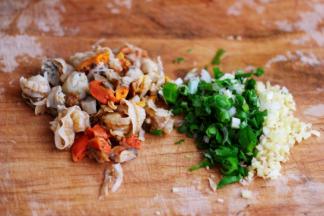 扇贝肉去掉胃部黑色的部分洗净后用刀切成小丁，葱姜切末。