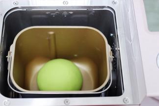 和好的面团用手揉圆后放入面包桶里静置半个小时。