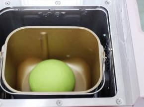 和好的面团用手揉圆后放入面包桶里静置半个小时。