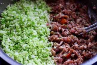 搅拌好的肉馅里加入剁碎的圆白菜。