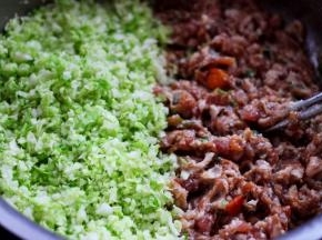搅拌好的肉馅里加入剁碎的圆白菜。