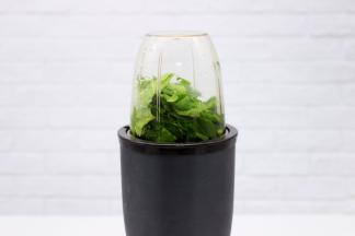 菠菜叶洗净后放入料理机里，加入适量的水和3克盐打成汁后过滤备用。