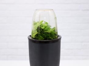 菠菜叶洗净后放入料理机里，加入适量的水和3克盐打成汁后过滤备用。
