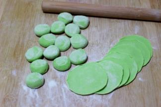 把剂子摁扁后用擀面杖擀成圆形薄面皮。