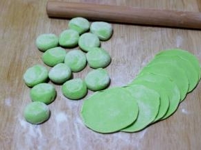把剂子摁扁后用擀面杖擀成圆形薄面皮。