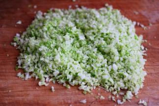 圆白菜用刀剁成碎末。