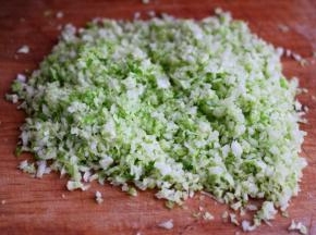 圆白菜用刀剁成碎末。