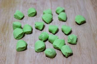 静置好的面团排气揉匀后，用手搓成长条后用刀切成大小一致的剂子，我是用手揪的剂子，据老人说用手揪的剂子味道比刀切的好吃，不会揪的还是用刀切吧。