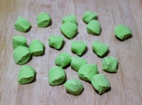 静置好的面团排气揉匀后，用手搓成长条后用刀切成大小一致的剂子，我是用手揪的剂子，据老人说用手揪的剂子味道比刀切的好吃，不会揪的还是用刀切吧。